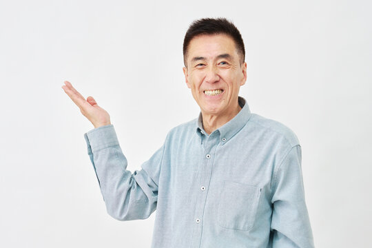 白背景で左側を案内する男性