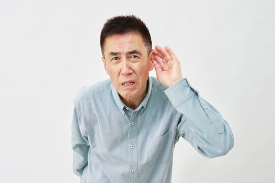 白背景で聞こえづらい男性