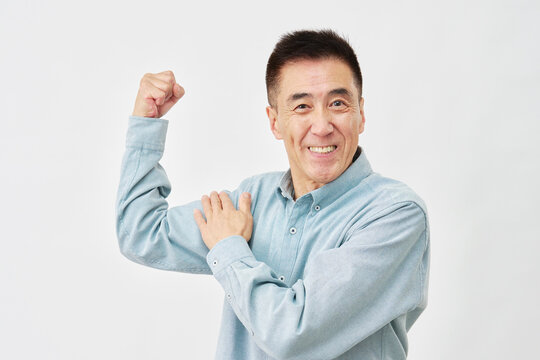 白背景で力こぶのジェスチャーの男性