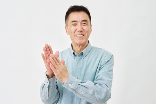 白背景で拍手する男性