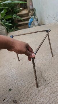 triangulo de base de varilla reciclada 