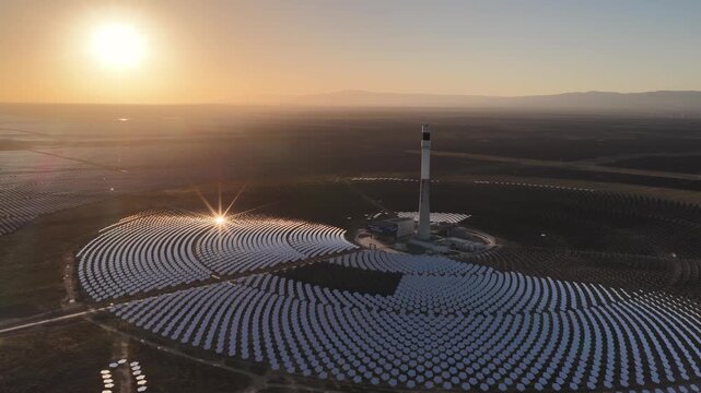 Hybrid power plant integrating concentrated solar power and photovoltaic power generation