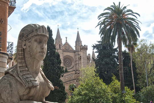 Klassische Statue vor historischer Kathedrale in Palma