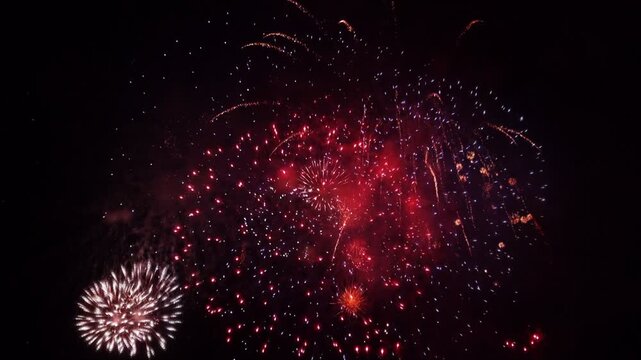 夜空を鮮やかに染める打ち上げ花火