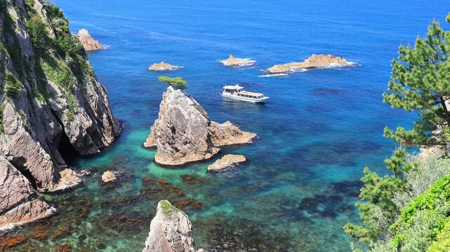 春の浦富海岸の千貫松島