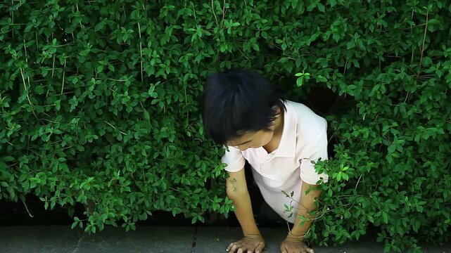 草むらのなかでふざける男の子