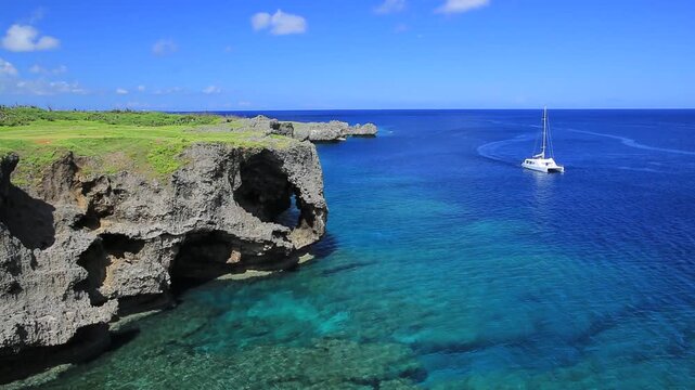 万座毛と海と積乱雲