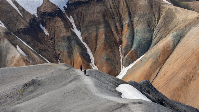 Zwei Wanderer in der beeindruckenden Vulkanlandschaft im Hochland in Island bei Landmannalaugar im Juli
