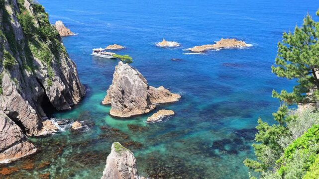 春の浦富海岸の千貫松島