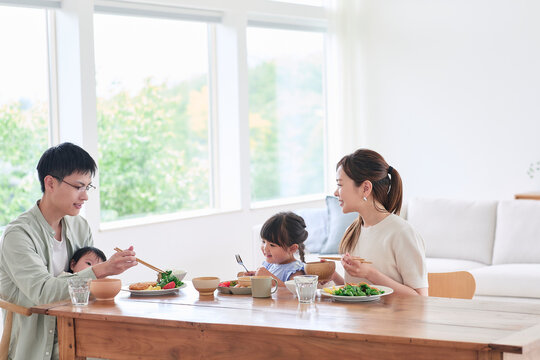食事をする家族