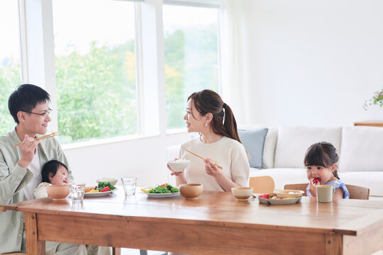 食事をする家族