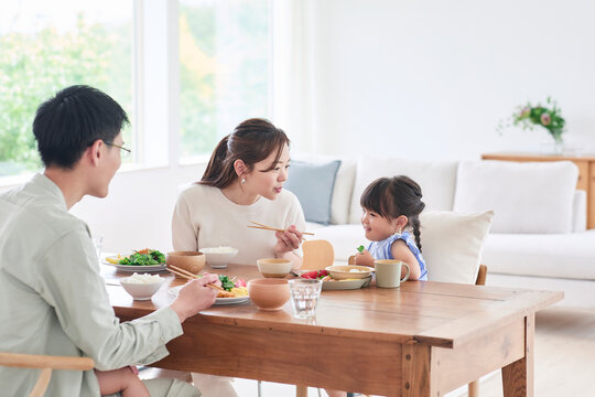 食事をする家族