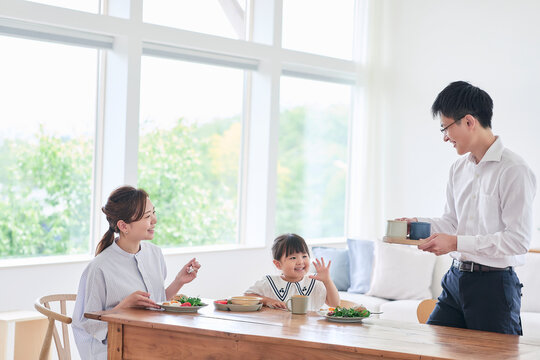 食事をする家族