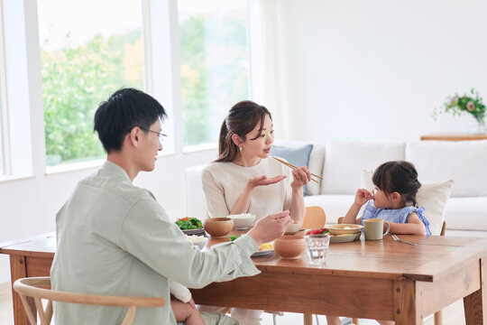 食事をする家族