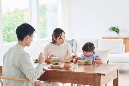 食事をする家族