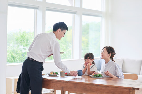 食事をする家族
