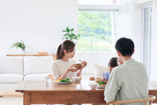 食事をする家族