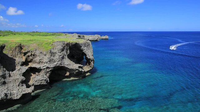 万座毛と海と積乱雲