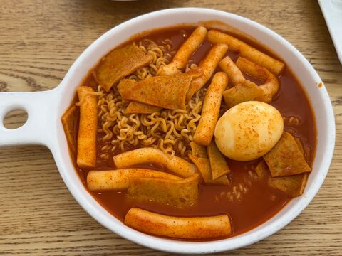 Rabokki, Stir-fried Tteokbokki and Ramyeon, Korean food, Korean dishes, Bunsik