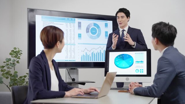 会議するビジネスマンたち
