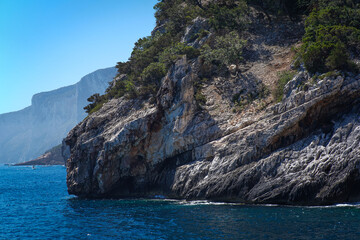 coast of the island © Alex Rotariu