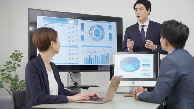 会議するビジネスマンたち