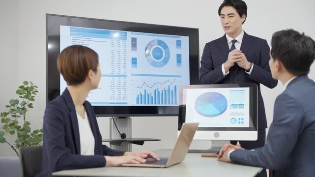 会議するビジネスマンたち