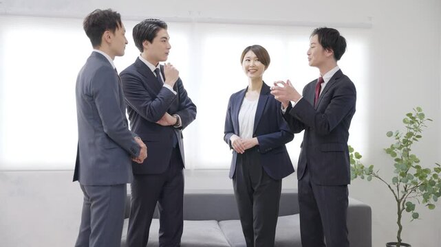 立ち話をするビジネスマンたち