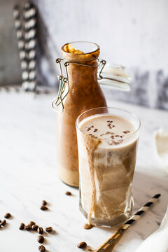 Sugarfree wake-up smoothie with banana, jogurt, coffee and linseeds