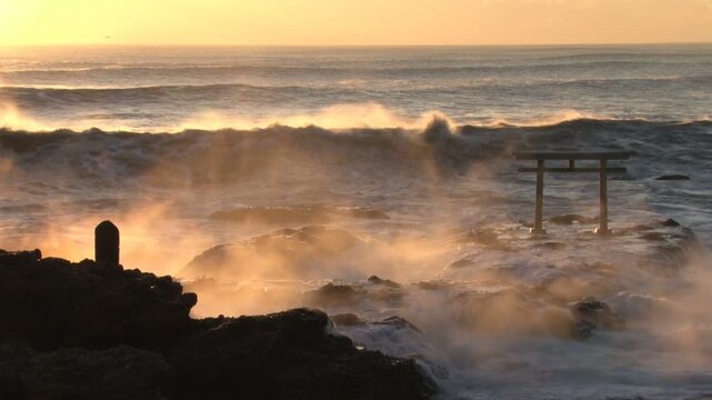 高波打ち寄せる大洗海岸　神磯の鳥居