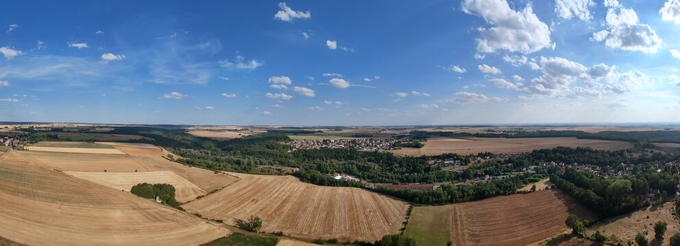 vue a&eacute;rienne panoramique en Meurthe-et-Moselle, pr&egrave;s des villages de Boismont et Bazailles. La Lorraine d&eacute;but ao&ucirc;t 2026, en pleine s&eacute;cheresse sous un ciel bleu et quelques nuages cumulus.