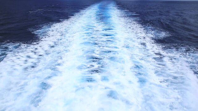 船の航跡と海と空