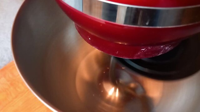 Mixing dough with precision in a kitchen machine during low-speed operation