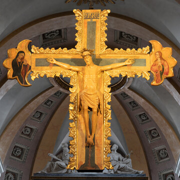 Novara - The carved polychrome Crucifixion in the church Cattedrale di Santa Maria Assunta by unknown artist of 14. - 15. cent.