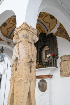 Detalle pilar j&oacute;nico con silueta antropom&oacute;rfica en el templete de los Dolores en la villa de Ronda, Espa&ntilde;a