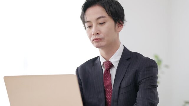 パソコンで仕事するビジネスマン男性
