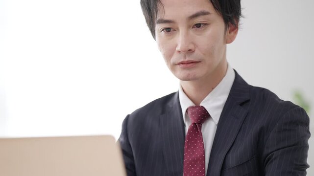 パソコンで仕事するビジネスマン男性