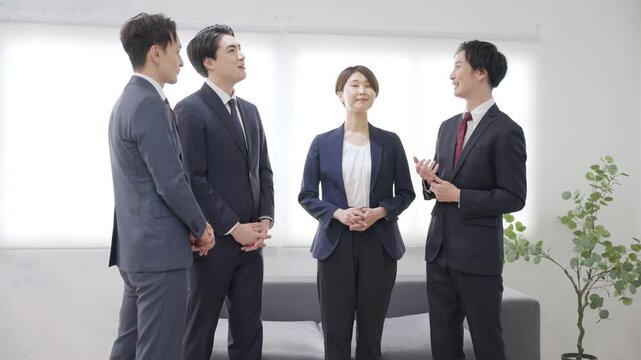 立ち話をするビジネスマンたち