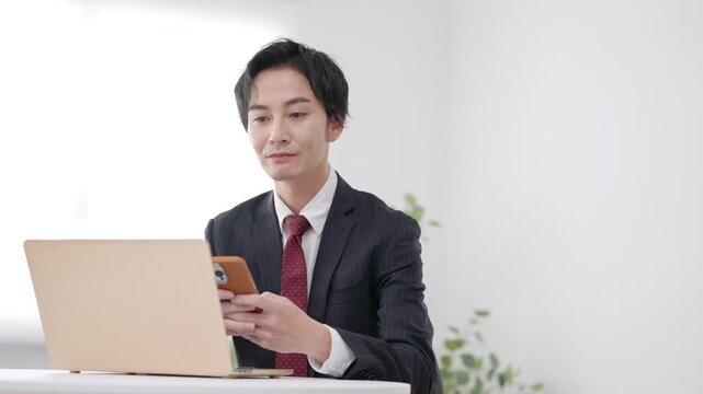 スマホを見るビジネスマン男性