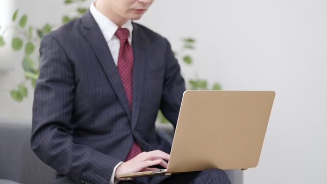 パソコンで仕事するビジネスマン男性
