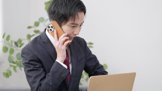 スマホで話すビジネスマン男性