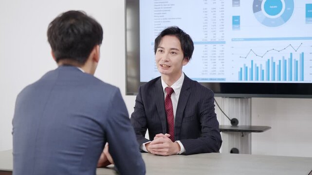 会議するビジネスマン