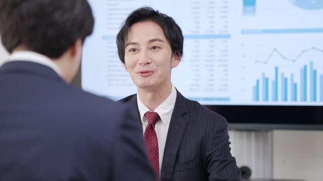 会議するビジネスマン
