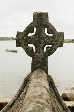 Croix en pierre &agrave; Saint-Cado dans le Morbihan situ&eacute;e dans la rivi&egrave;re d'&Eacute;tel, sur la commune de Belz en France