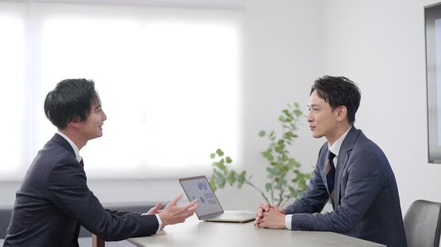 会議するビジネスマン