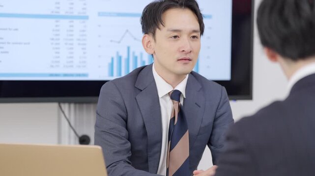 会議するビジネスマン