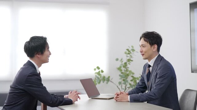 会議するビジネスマン