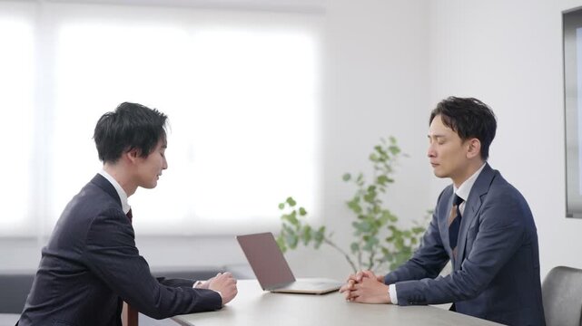 会議するビジネスマン