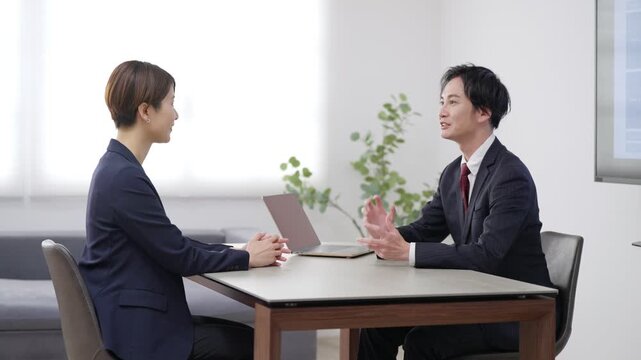 会議するビジネスマン