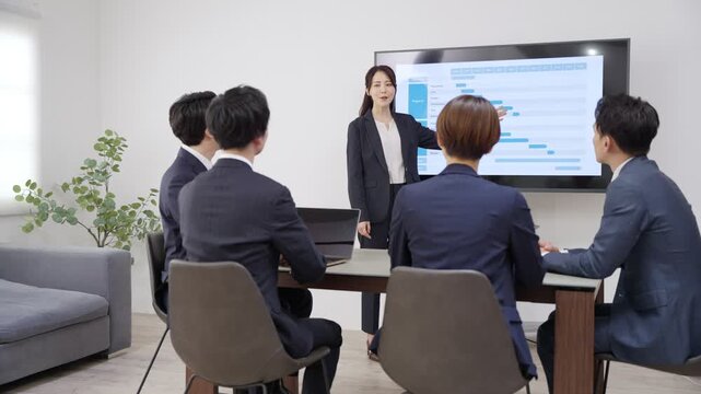 会議するビジネスマンたち